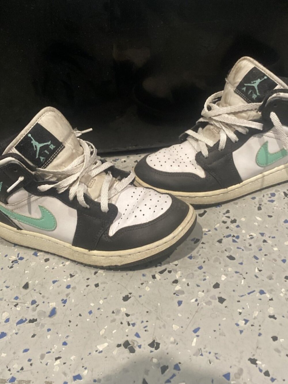 NIKE Air Jordan 1 Mid GS "Green Glow" Size 4.5Y Pre-Owned White Black DQ8426-103